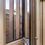 Fenster mit vorgehängter Lamellenfassade aus Tulpenholz