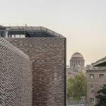 Forschungsgebäude in Barcelona mit perforierter Keramikfassade