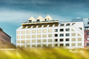 Neues Radisson-Hotel am Donaukanal in Wien mit edler Metallfassade und Skybar