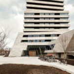 Wohnhochhaus Bunker Tower in Eindhoven mit brutalistischem Uni-Gebäude im Vordergrund
