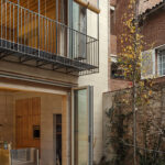 Einfamilienhaus in Barcelona mit Balkonen und grünem Innenhof