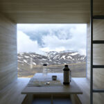 Essbereich in einer Schutzhütte in Island mit Blick auf die Berglandschaft