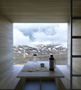 Essbereich in einer Schutzhütte in Island mit Blick auf die Berglandschaft