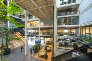 Modulbau: Atrium mit weißer Stahltragstruktur im Uni-Gebäude LAB42 in Amsterdam 