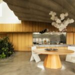 Esstisch unter einer organisch geformten Betonsäule in einem Einfamilienhaus in Kanada