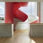 Skulptural geformte rote Wendeltreppe im Würth-Innovationszentrum
