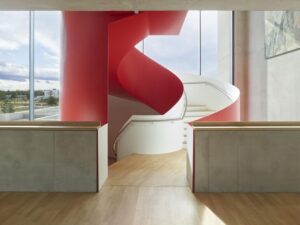 Skulptural geformte rote Wendeltreppe im Würth-Innovationszentrum