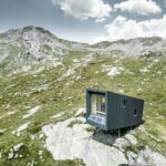 Schutzhütte »Bivacco Brédy« mit robuster Metallfassade im italienischen Alvise