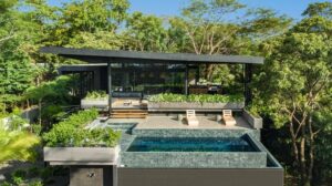 Das Raintree House in Costa Rica mit Regendach und Pool-Terrasse