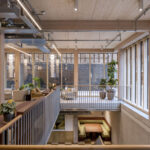 Lounges und Pausenbereiche in Massivholz-Bürogebäude