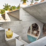 Poollandschaft mit Sichtbeton-Oberflächen in mexikanischem Hotel