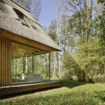 Wochenendhaus im Spreewald Reetdach und verglaster Fassade