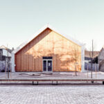 Neues Gemeindezentrum in Großweikersdorf von Smartvoll Architekten