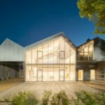 Erweiterungsbau für ein Gemeindezentrum in Cornigliano mit hinterleuchteter Glasfassade