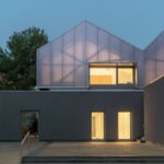 Erweiterungsbau für ein Gemeindezentrum in Cornigliano mit lichtdurchlässiger Polycarbonat-Fassade