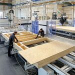 Vorfertigung von Holzbau-Elementen in der Werkshalle