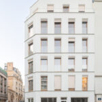 Wohn- und Geschäftshaus in Holzbauweise mit heller Metallfassade im Zentrum von Paris