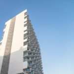 Wohnhochhaus »The Metropolitan« von Delugan Meissl mit dynamischer Fassade dank ausgeklappter, dreieckiger Balkone