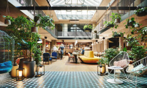 Eingangshalle im Hotel Gilbert in Wien mit Glasdach und vielen Pflanzen