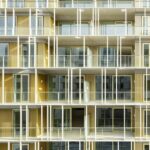 Wohngebäude »The Line« von Orange Architects in Amsterdam mit durchgehenden Balkonen und filigranen Stützen