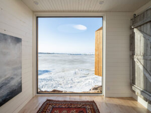Innenraum in einem Einfamilienhaus mit Blick durch raumhohe Fenster auf Eisschollen