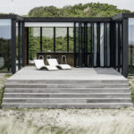 Strandhaus mit Glasfassade und geschützter Terrasse
