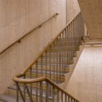 Treppe in Gebäude mit sichtbarer Massivholz-Konstruktion