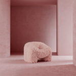 Rosafarbener Plüsch-Sessel in rosafarbenem Raum