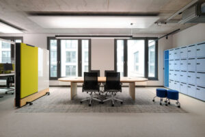 Büroraum mit Bodenbelag aus Interface-Teppichfliesen im Sanofi Office in Berlin