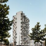 Wohnhochhaus »The Metropolitan« von Delugan Meissl mit dynamischer Fassade dank ausgeklappter, dreieckiger Balkone