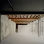 Ausstellungsraum einer Kunstgalerie mit historischer Holzbalkendecke