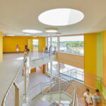 Farbige Innenraumgestaltung mit Brillux-Produkten und runde Oberlichter in der Gotthard-Müller-Schule in Filderstadt-Bernhausen