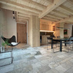 Wohnraum in der Chasa Tuoretta mit Holzdecken und Steinfußboden