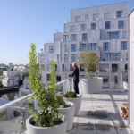Dachterrasse mit Pflanzgefäßen am Wohnkomplex »Ascension Paysagère« in Rennes von MVRDV