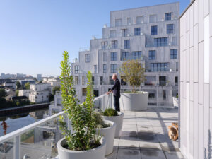 Dachterrasse mit Pflanzgefäßen am Wohnkomplex »Ascension Paysagère« in Rennes von MVRDV
