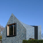 Villa im niederländische Schoorl mit keramischer Fassade aus glasierten Ziegelriemchen in Grau-, Blau- und Grüntonen
