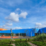 Schulzentrum in Gif-sur-Yvette mit blauer Fassade