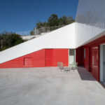 Casa Capriccio alto: Luxuriöses Ferienhaus in Süditalien mit Keramikfassade aus weißen und roten Fliesen