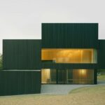 Prägnant geformtes Einfamilienhaus mit schwarzer Holzfassade im schweizerischen Aarau