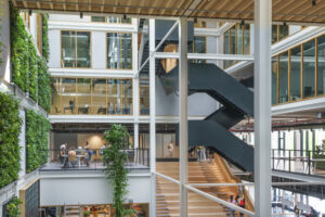 Modulbau: Atrium mit weißer Stahltragstruktur und Begrünung im Uni-Gebäude LAB42 in Amsterdam
