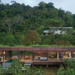 Villa in Costa Rica mit Gründach und perforierter Aluminiumfassade in Cortenstahl-Optik