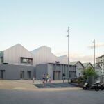 Erweiterungsbau für ein Gemeindezentrum in Cornigliano mit markant gestalteten Dächern