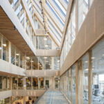 Rathaus in Växjö von innen mit großen Holz- und Glasflächen