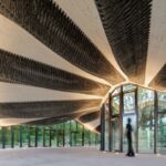 Hybrid-Flachs Pavillon auf der Landesgartenschau in Wangen: Seine Holz-Naturfaser-Hybridkonstruktion besteht aus schlanken Brettsperrhölzern, die mit robotisch gewickelten Flachsfaserkörpern kombiniert wurden