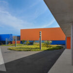 Schulzentrum in Gif-sur-Yvette mit orangefarbener Fassade