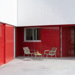 Casa Capriccio alto: Luxuriöses Ferienhaus in Süditalien mit Keramikfassade aus weißen und roten Fliesen