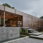 Villa in Costa Rica mit Gründach und perforierter Aluminiumfassade in Cortenstahl-Optik