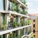 Bürogebäude in Berlin mit Sichtbetonstruktur und begrünten Balkonen