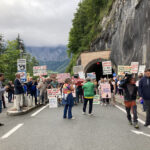 Demonstranten blockieren eine Straße bei Hallstatt