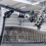 Roboter bei der Herstellung des Hybrid-Flachs-Pavillons